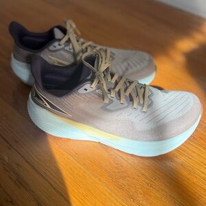 Women's Altra Experience Flow Size 7.5 - Lightly used.